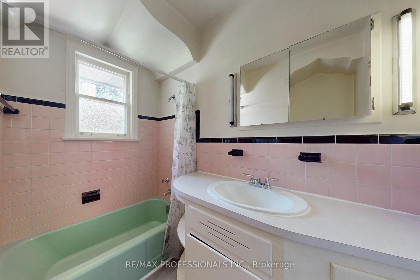 110 Shaver Avenue N, Toronto, Ontario  M9B 4N8 - Photo 21 - W12502270