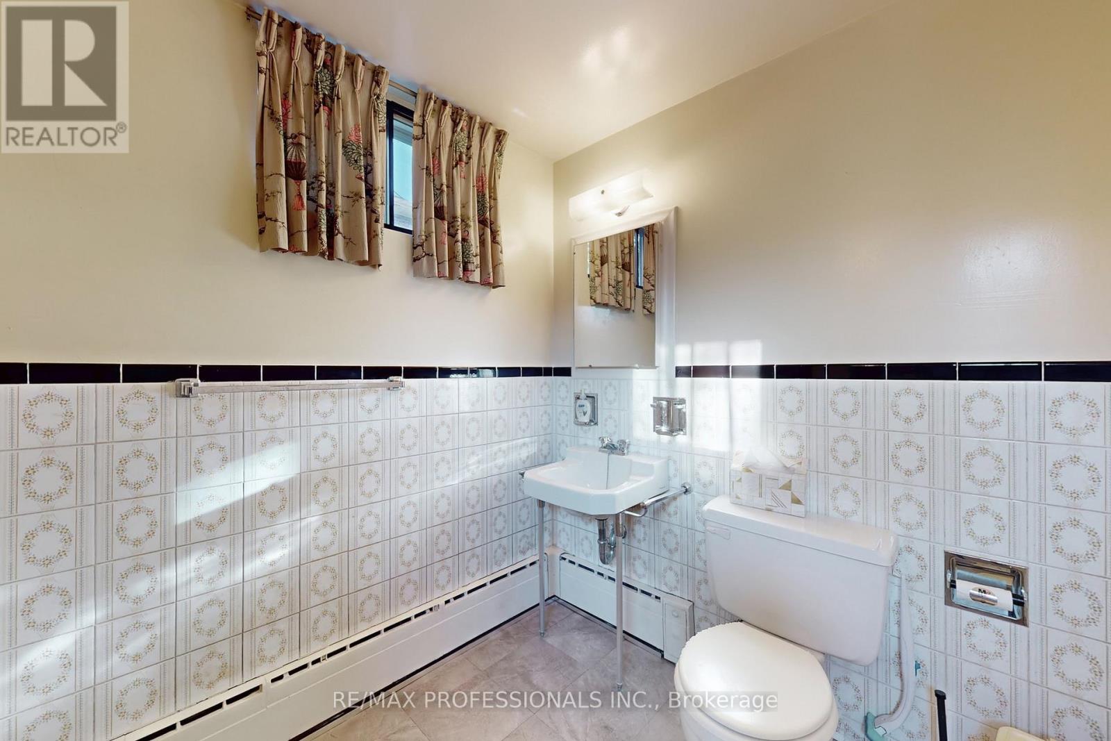 110 Shaver Avenue N, Toronto, Ontario  M9B 4N8 - Photo 30 - W12502270