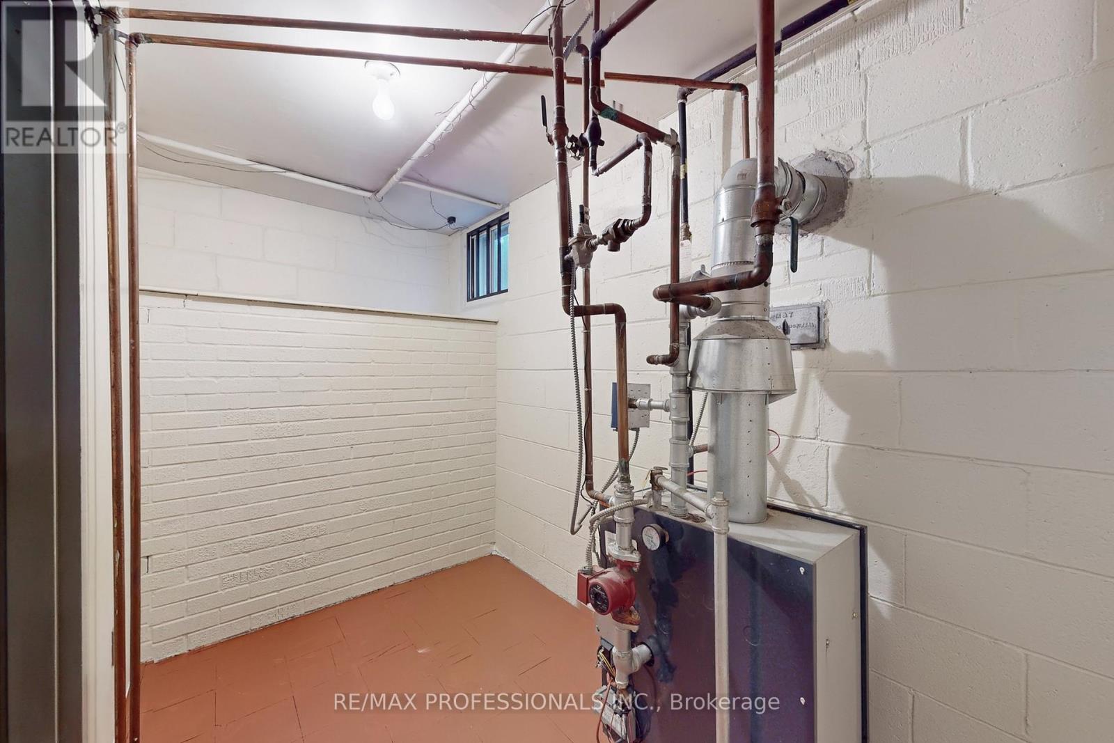 110 Shaver Avenue N, Toronto, Ontario  M9B 4N8 - Photo 31 - W12502270