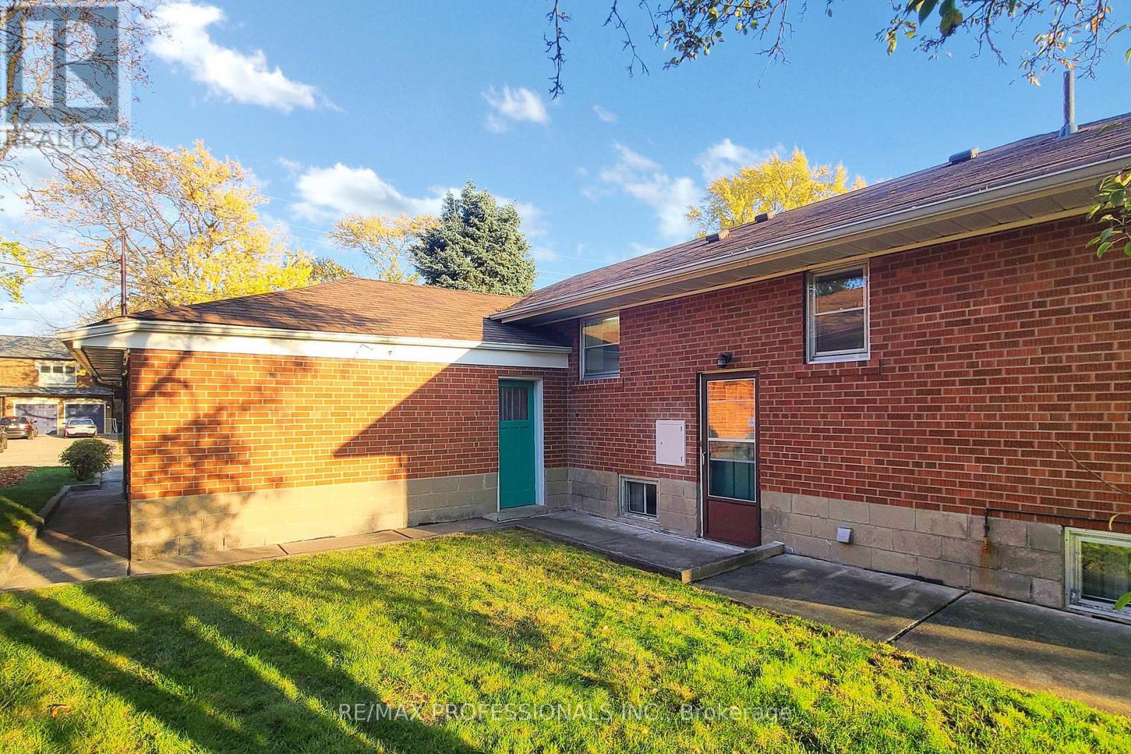 110 Shaver Avenue N, Toronto, Ontario  M9B 4N8 - Photo 32 - W12502270