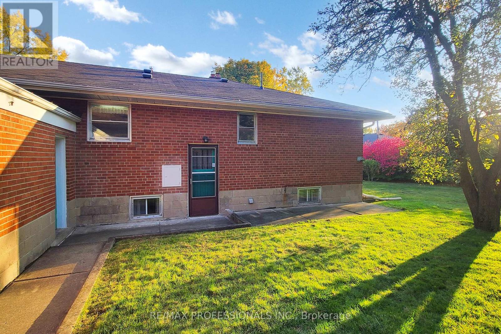 110 Shaver Avenue N, Toronto, Ontario  M9B 4N8 - Photo 33 - W12502270