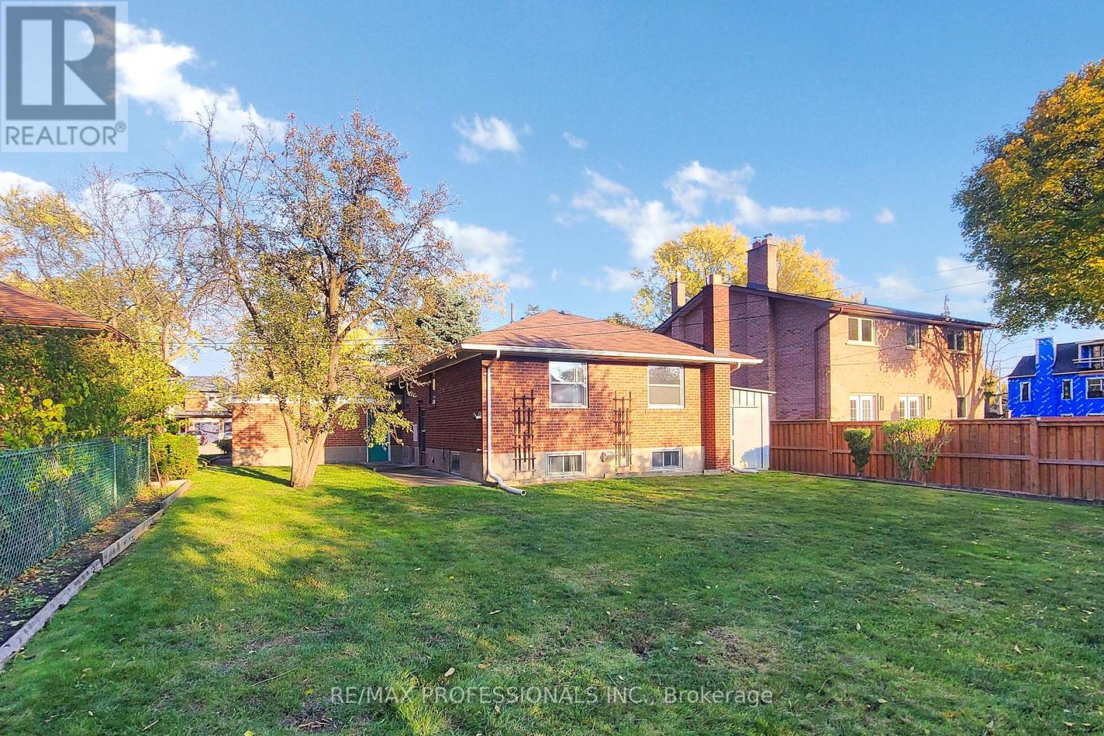 110 Shaver Avenue N, Toronto, Ontario  M9B 4N8 - Photo 34 - W12502270