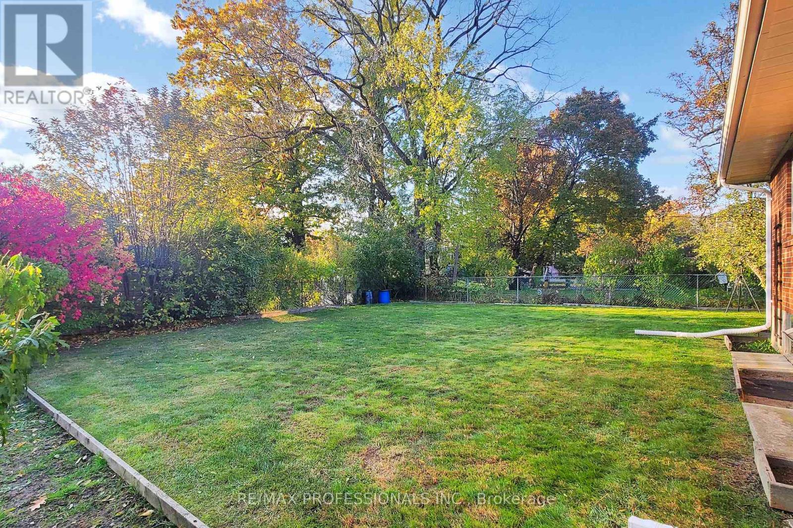 110 Shaver Avenue N, Toronto, Ontario  M9B 4N8 - Photo 36 - W12502270