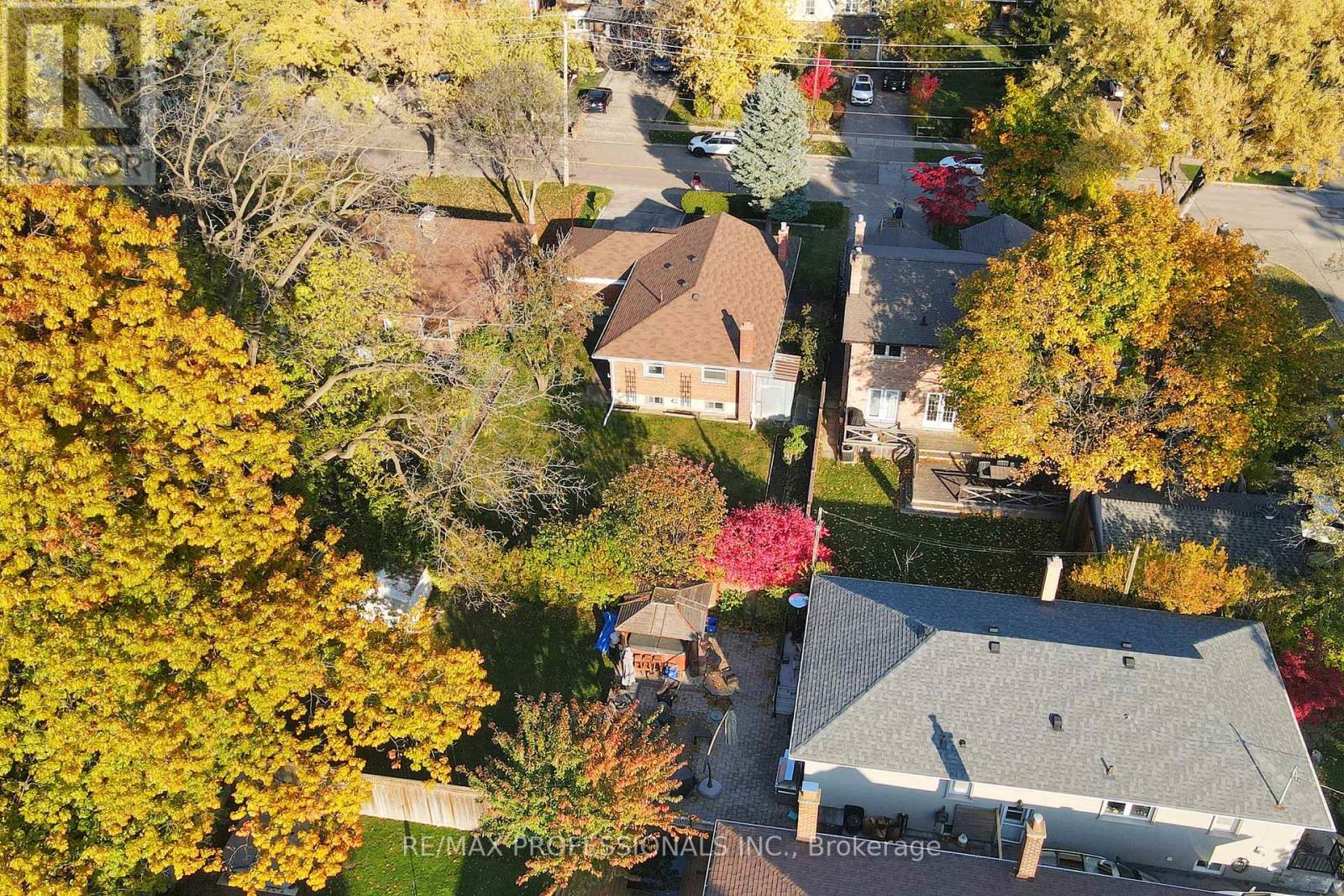 110 Shaver Avenue N, Toronto, Ontario  M9B 4N8 - Photo 39 - W12502270