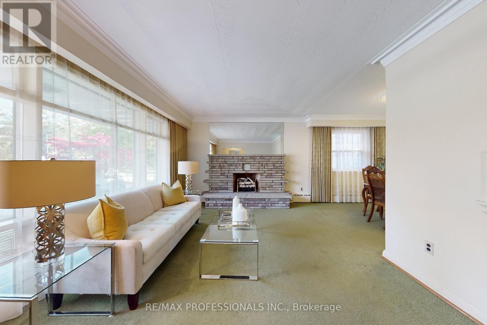 110 Shaver Avenue N, Toronto, Ontario  M9B 4N8 - Photo 5 - W12502270