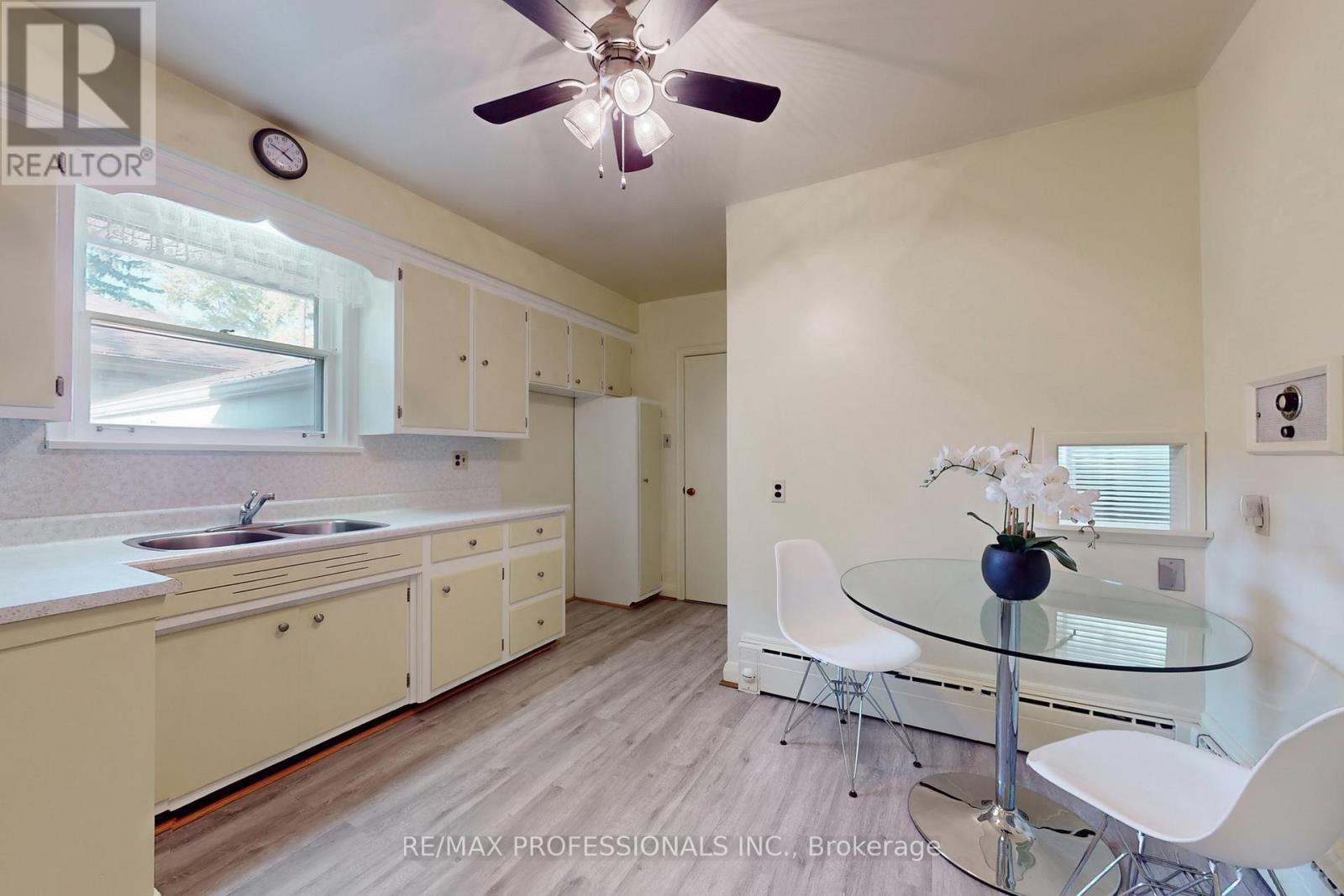 110 Shaver Avenue N, Toronto, Ontario  M9B 4N8 - Photo 9 - W12502270