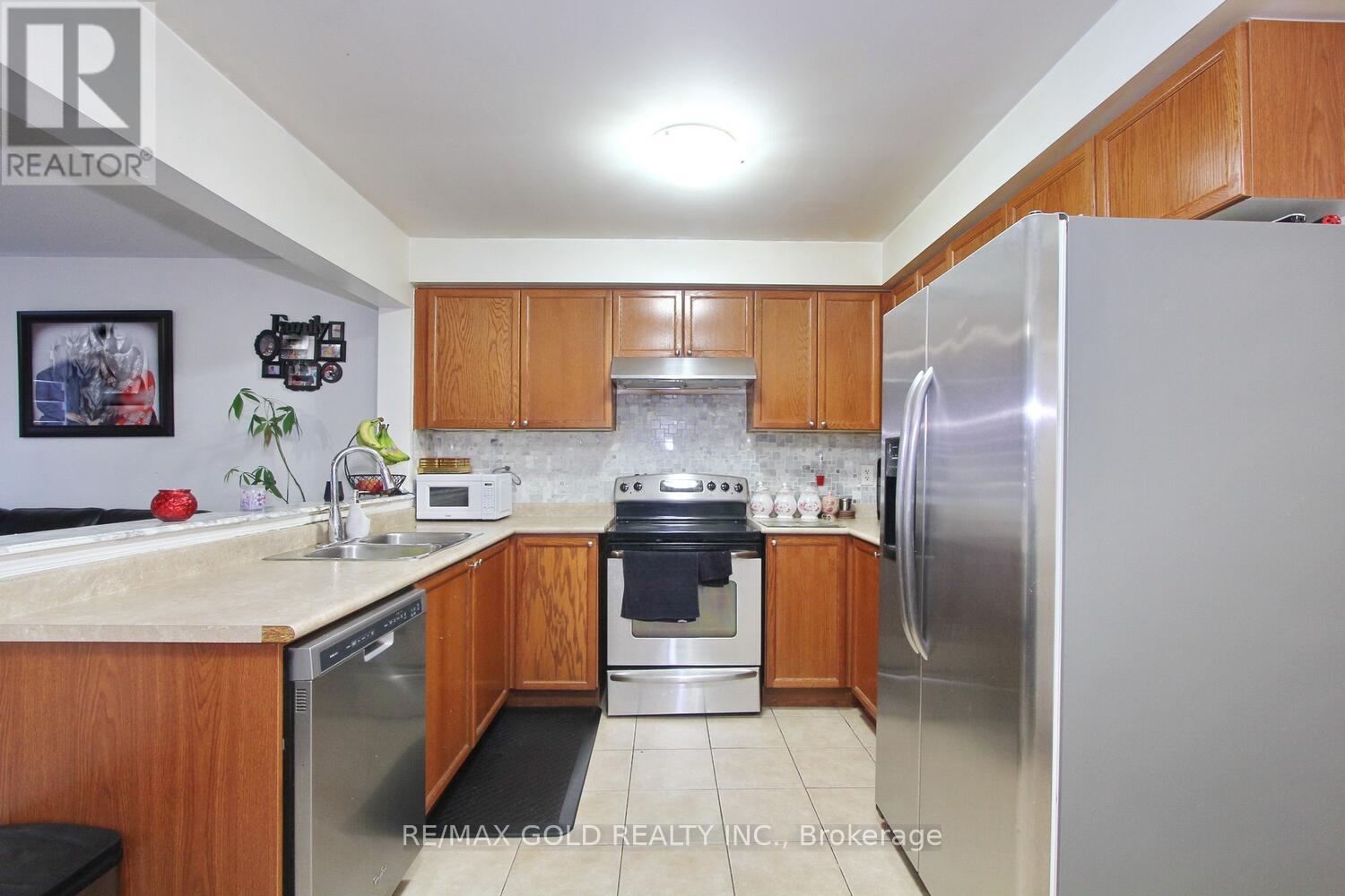 25 Wicklow Road E, Brampton, Ontario  L6X 0J6 - Photo 11 - W12502294