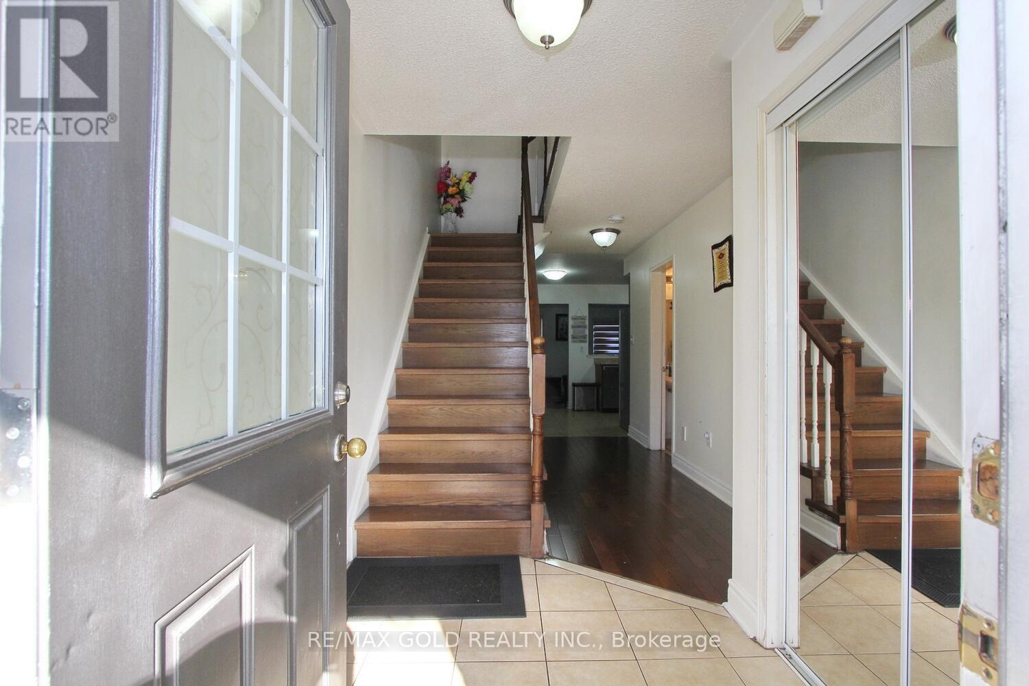 25 Wicklow Road E, Brampton, Ontario  L6X 0J6 - Photo 5 - W12502294