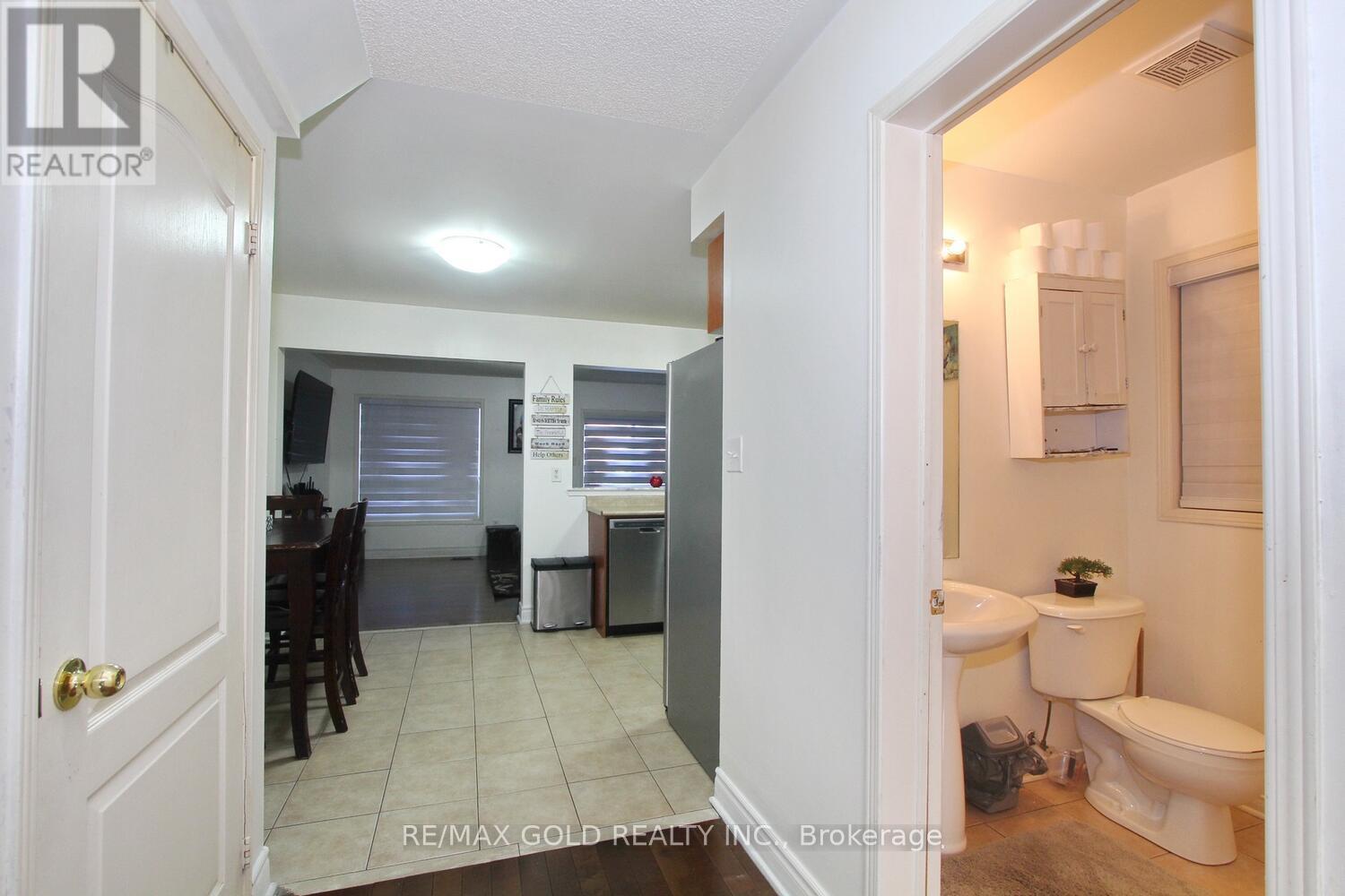 25 Wicklow Road E, Brampton, Ontario  L6X 0J6 - Photo 8 - W12502294