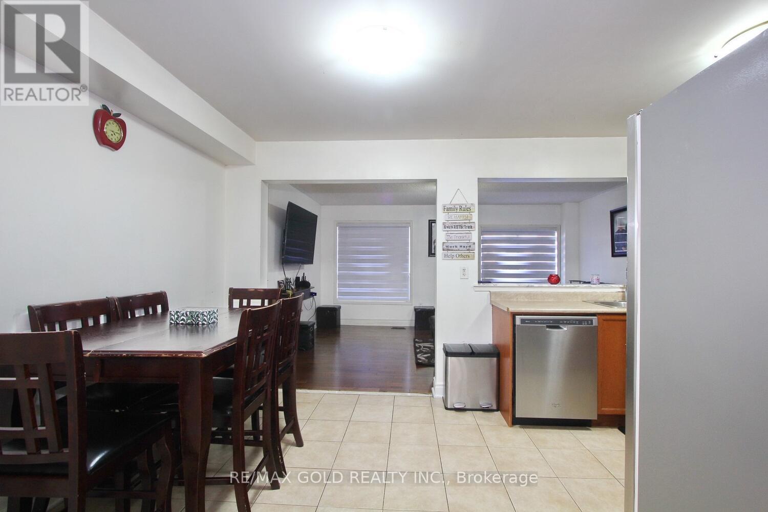 25 Wicklow Road E, Brampton, Ontario  L6X 0J6 - Photo 9 - W12502294