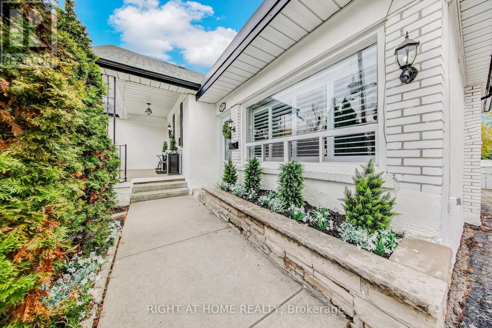 357 Drewry Avenue, Toronto, Ontario  M2R 2K3 - Photo 4 - C12502370