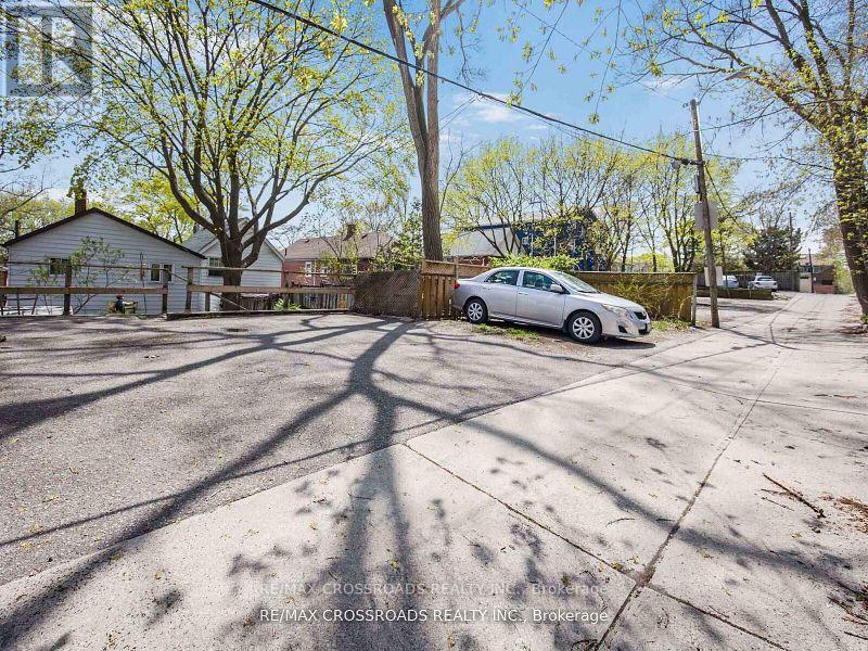 22 Ivy Avenue, Toronto, Ontario  M4L 2H7 - Photo 8 - E12502304