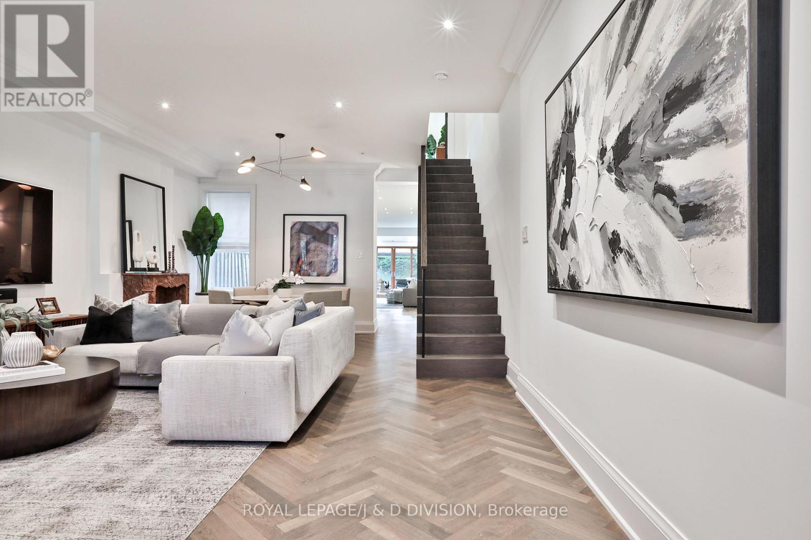 69 SULLIVAN STREET, Toronto, Ontario