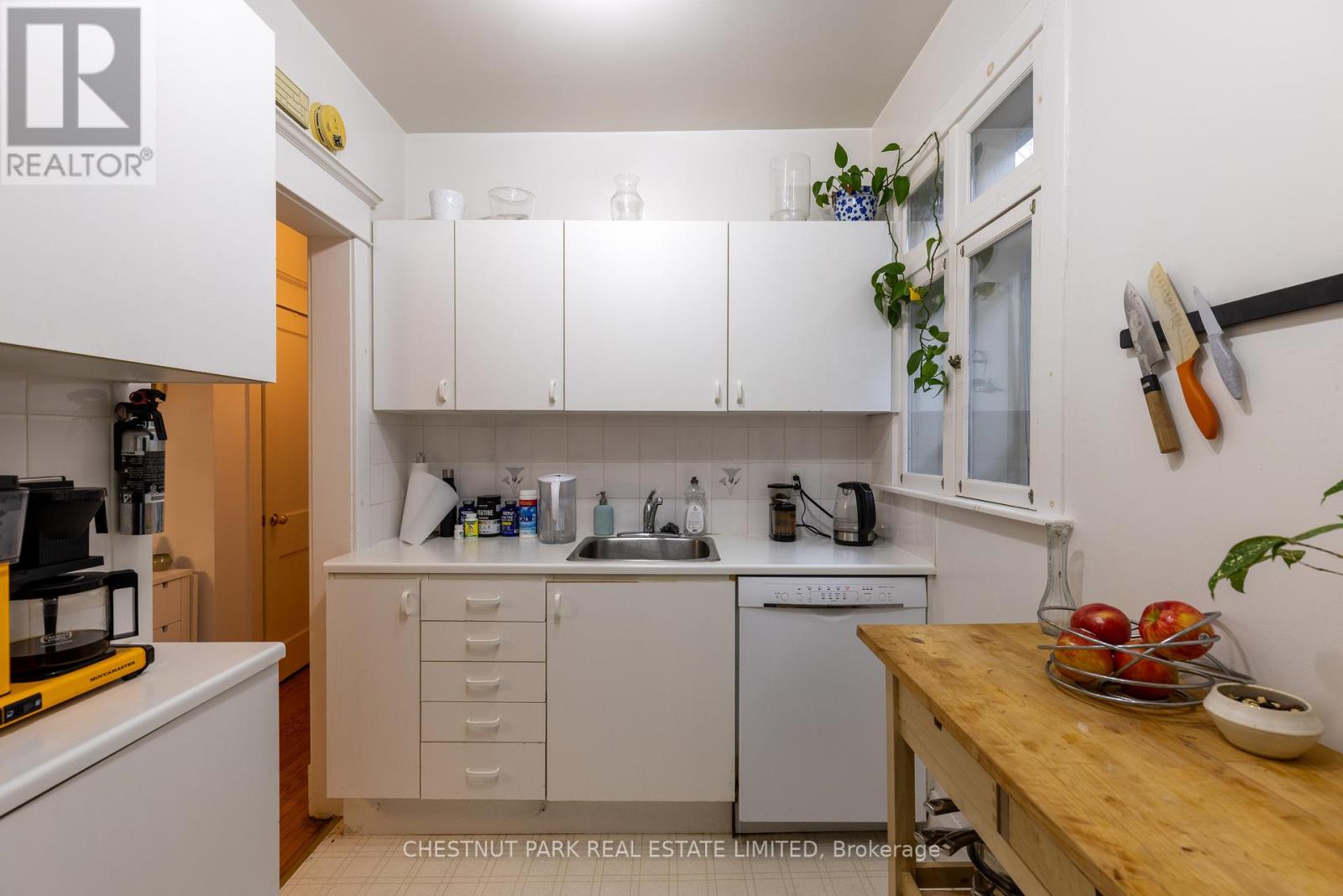 Upper - 35 Gormley Avenue, Toronto, Ontario  M4V 1Y9 - Photo 11 - C12485416