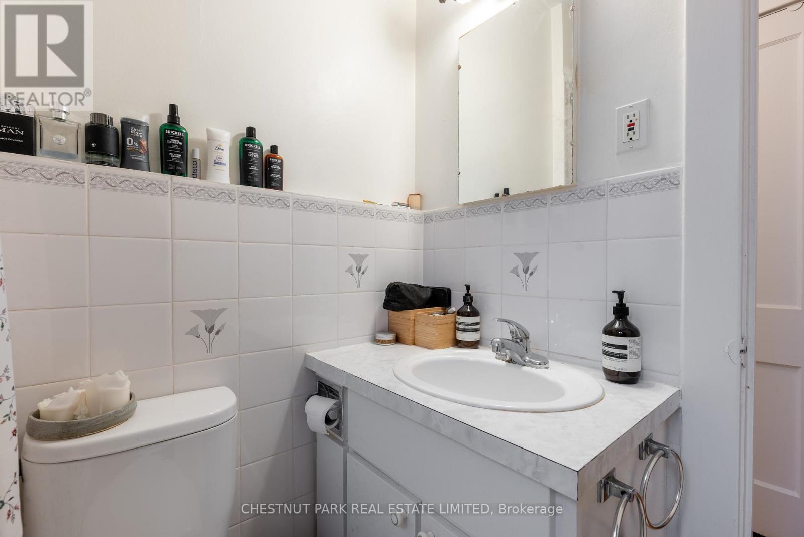 Upper - 35 Gormley Avenue, Toronto, Ontario  M4V 1Y9 - Photo 15 - C12485416