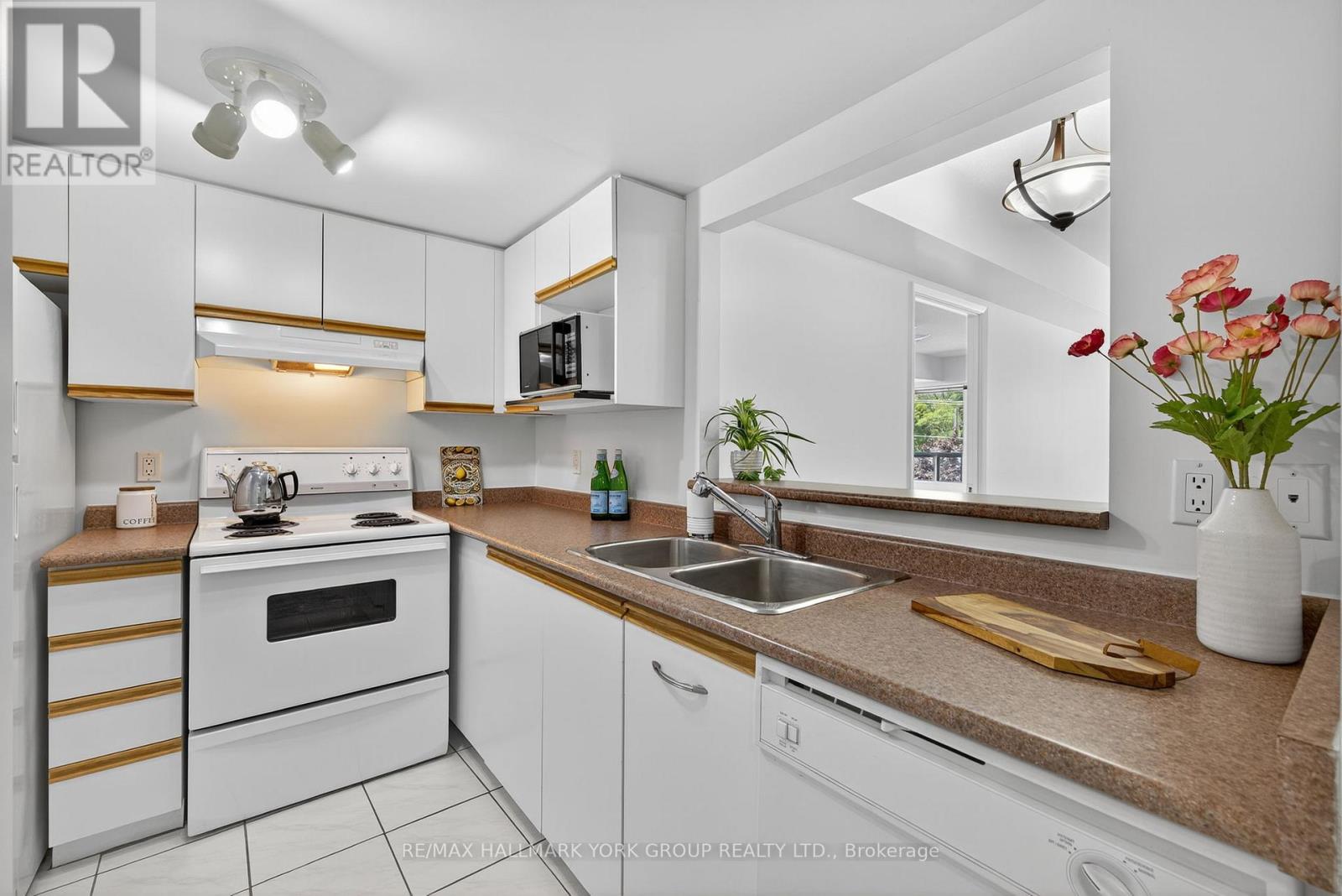 210 - 160 Wellington Street E, Aurora (Aurora Village), Ontario  L4G 1J3 - Photo 14 - N12315207