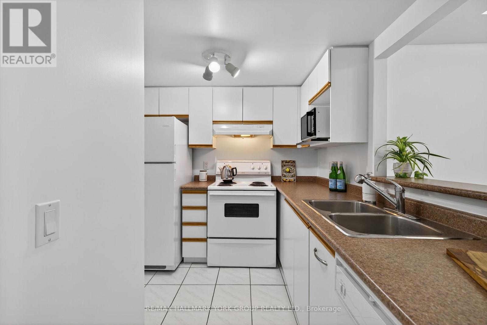 210 - 160 Wellington Street E, Aurora (Aurora Village), Ontario  L4G 1J3 - Photo 15 - N12315207