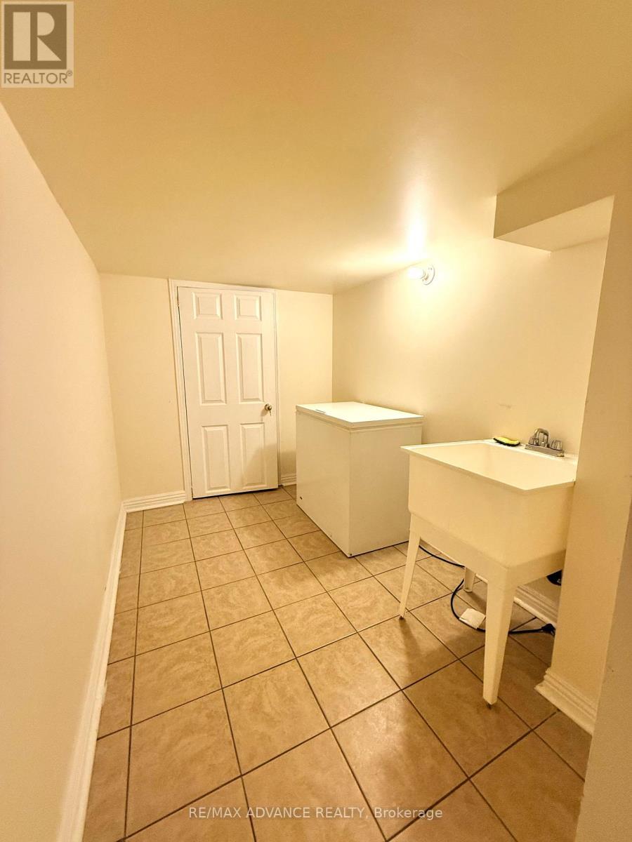 137 Laramie Crescent, Vaughan, Ontario  L6A 0R1 - Photo 23 - N12502320