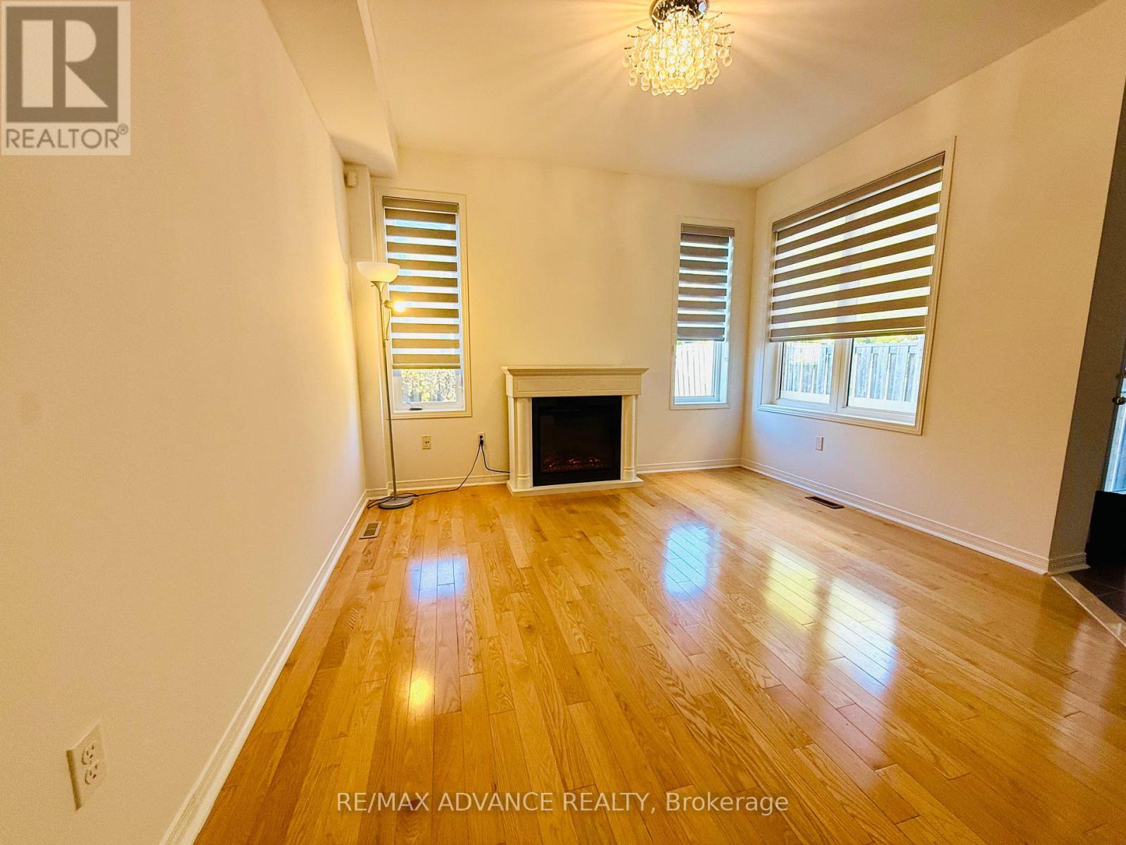 137 Laramie Crescent, Vaughan, Ontario  L6A 0R1 - Photo 4 - N12502320