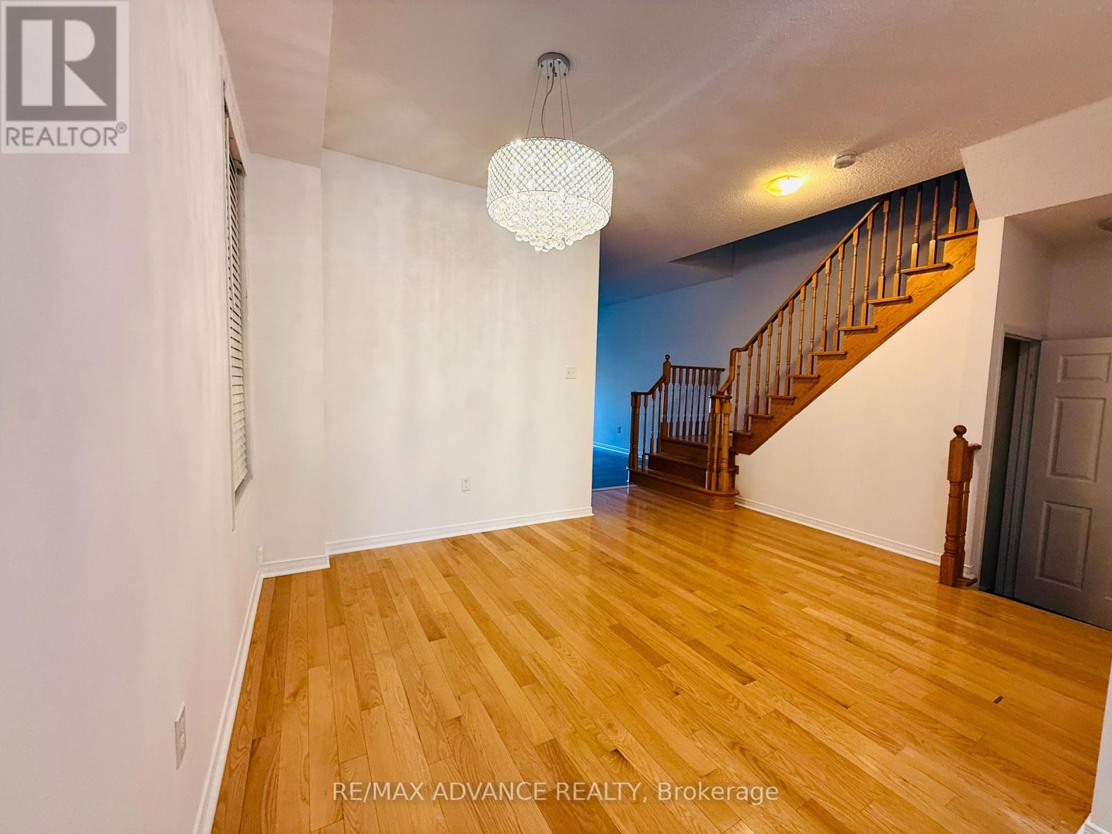 137 Laramie Crescent, Vaughan, Ontario  L6A 0R1 - Photo 6 - N12502320