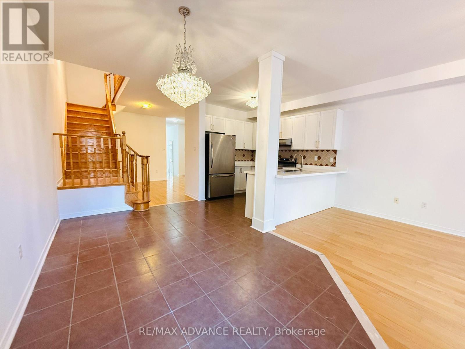 137 Laramie Crescent, Vaughan, Ontario  L6A 0R1 - Photo 7 - N12502320