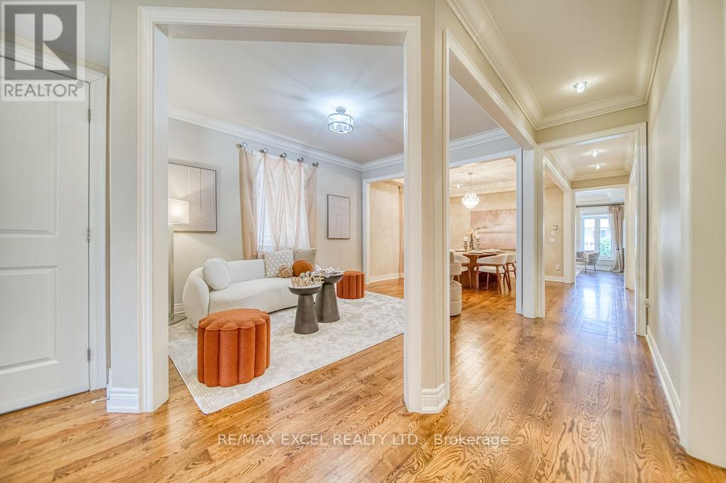 166 Townsgate Drive, Vaughan, Ontario L4J 8J5 - Photo 3 - N12502566