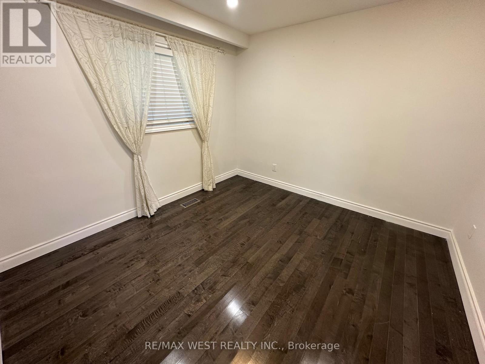 Lower - 437 Woodbridge Avenue, Vaughan, Ontario  L4L 2T3 - Photo 10 - N12502588