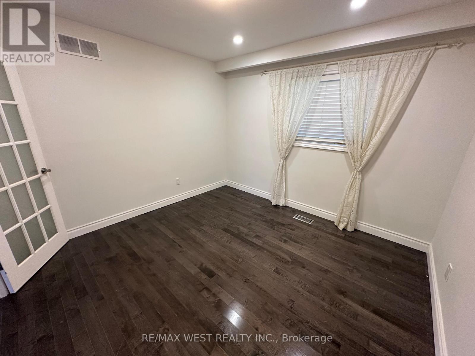 Lower - 437 Woodbridge Avenue, Vaughan, Ontario  L4L 2T3 - Photo 7 - N12502588