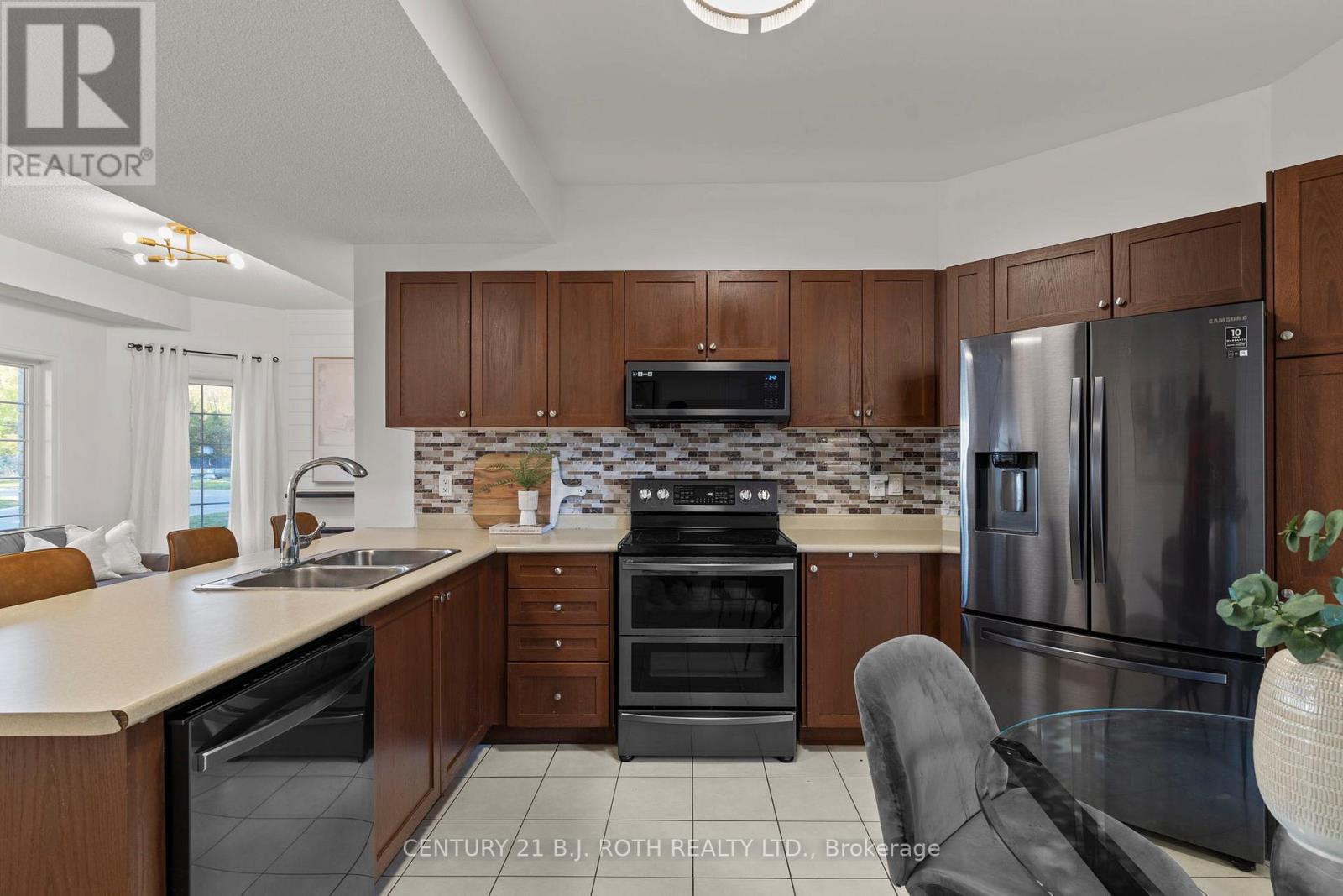 33 Arcadia Road, Wasaga Beach, Ontario  L9Z 3C7 - Photo 10 - S12502584