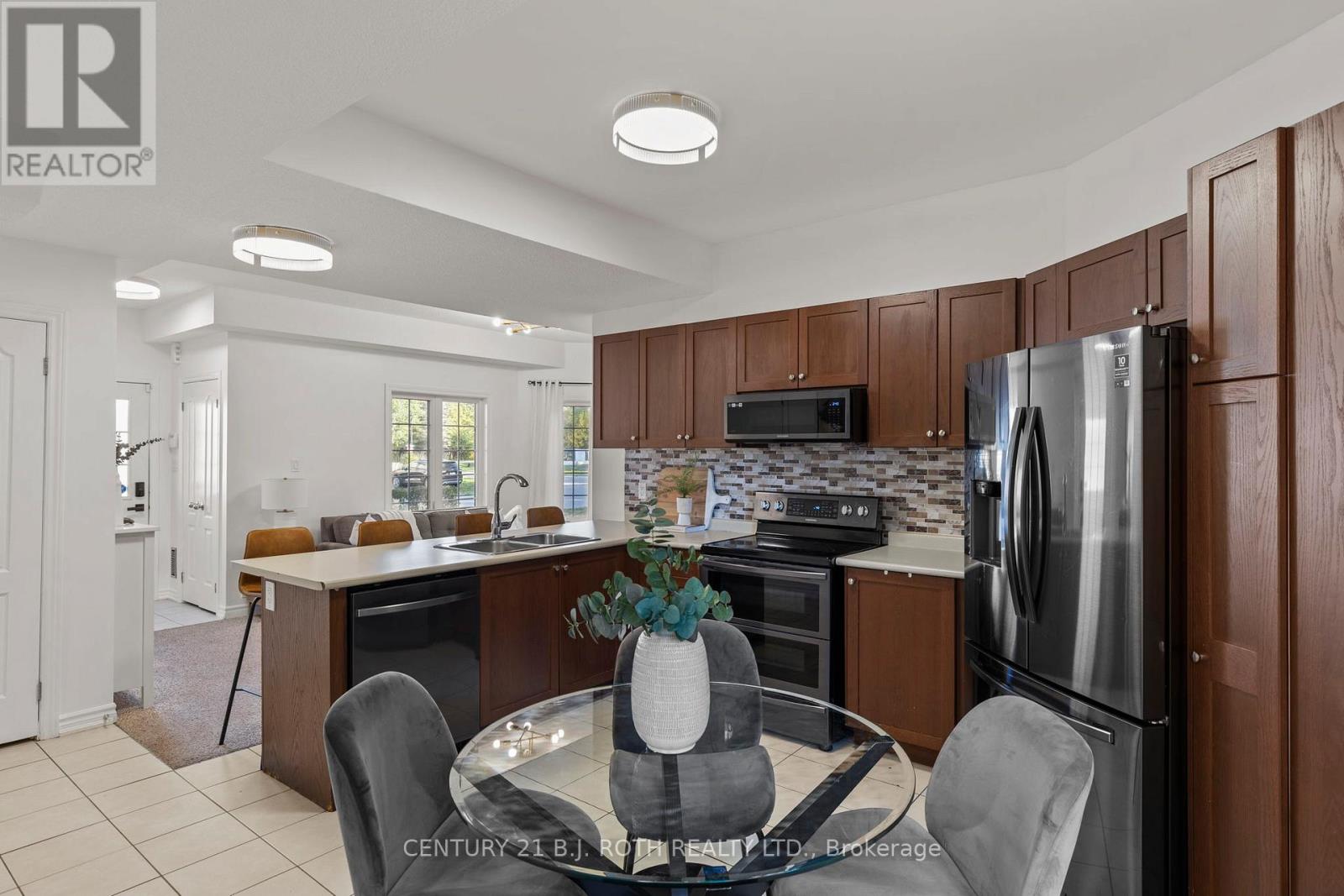 33 Arcadia Road, Wasaga Beach, Ontario  L9Z 3C7 - Photo 11 - S12502584