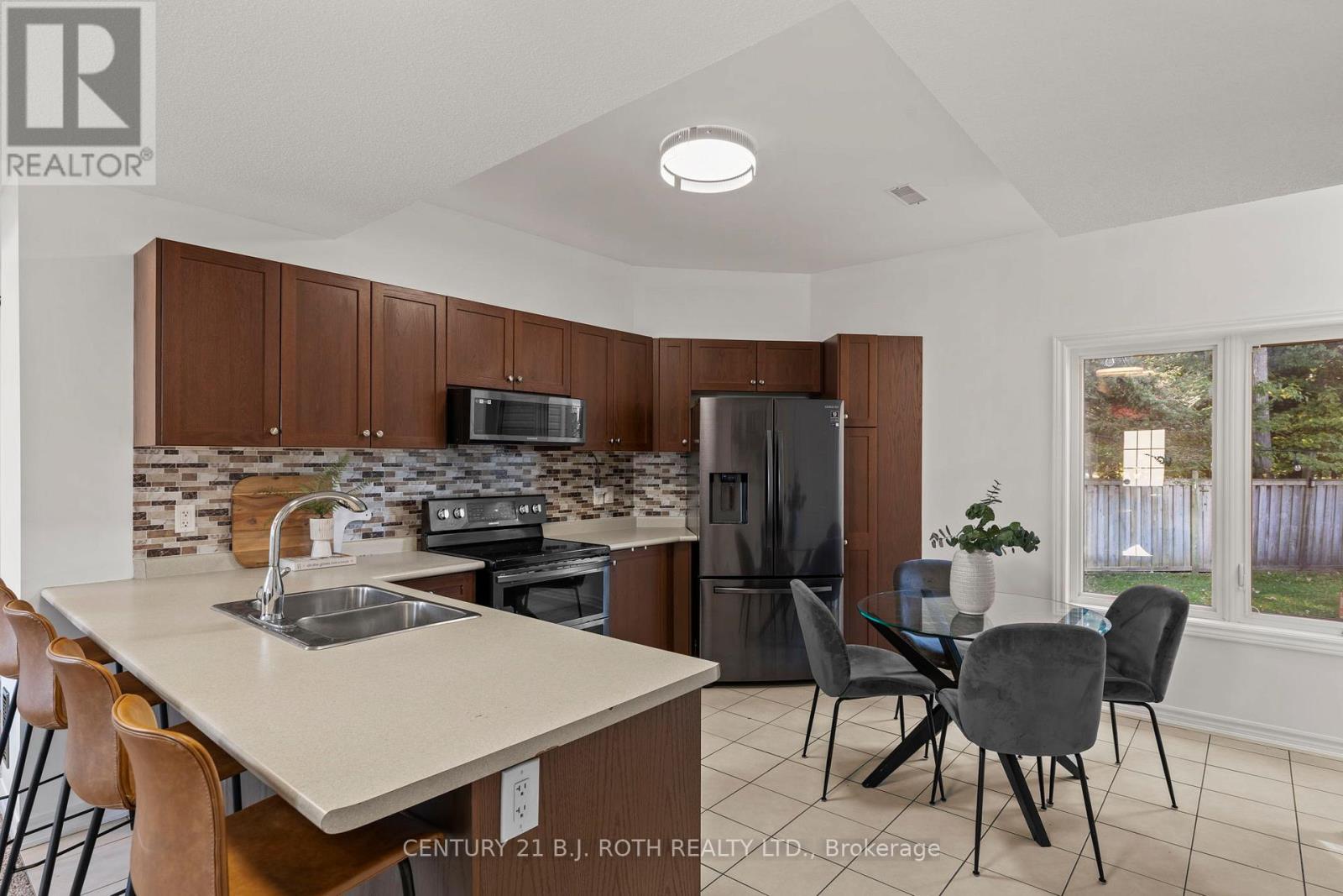 33 Arcadia Road, Wasaga Beach, Ontario  L9Z 3C7 - Photo 9 - S12502584