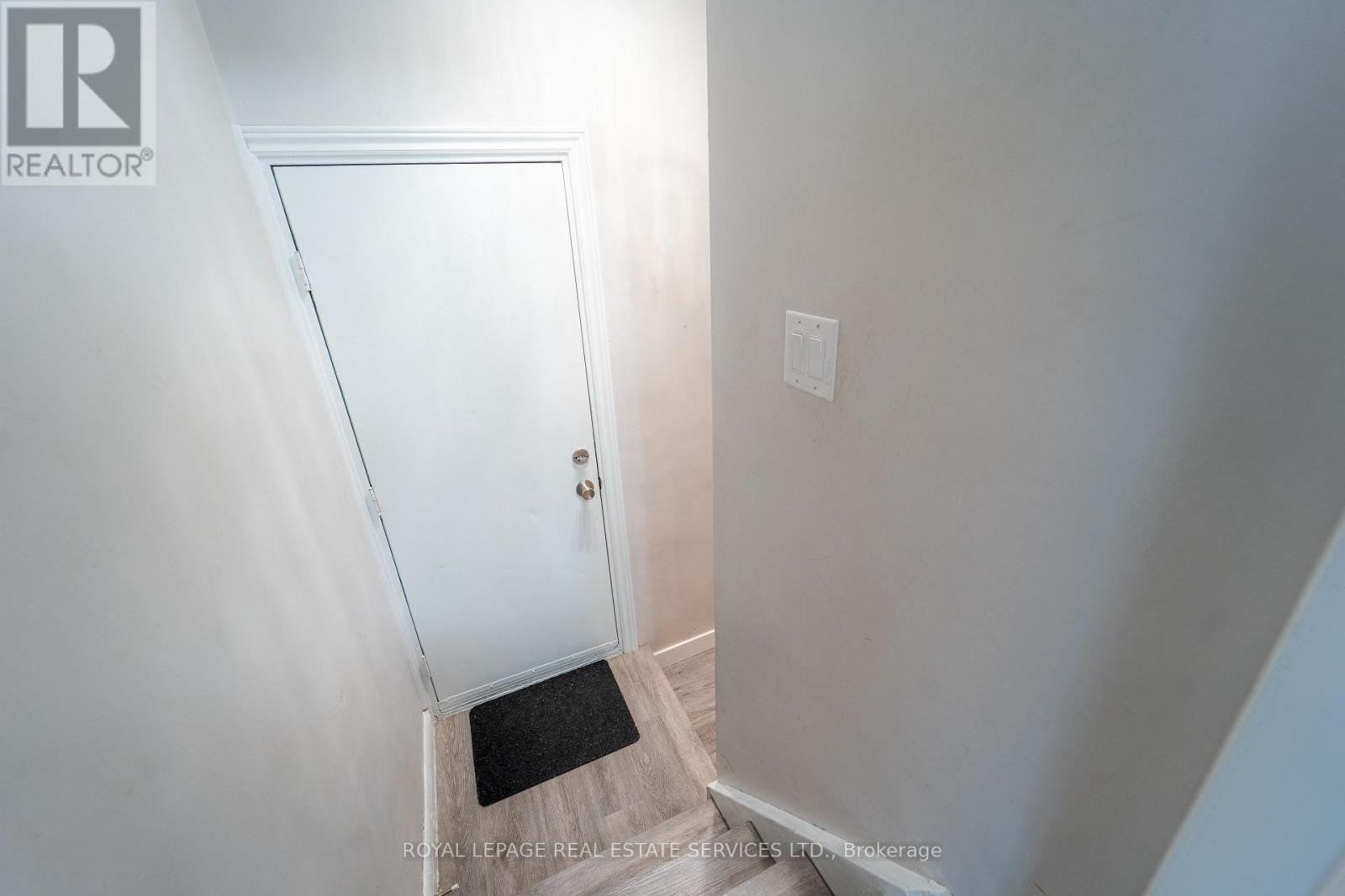 1071 Joan Drive, Burlington, Ontario  L7T 3H3 - Photo 17 - W12502508