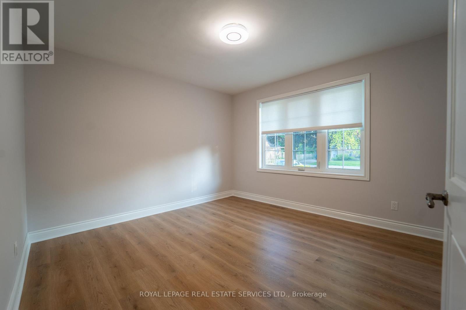 1071 Joan Drive, Burlington, Ontario  L7T 3H3 - Photo 8 - W12502508