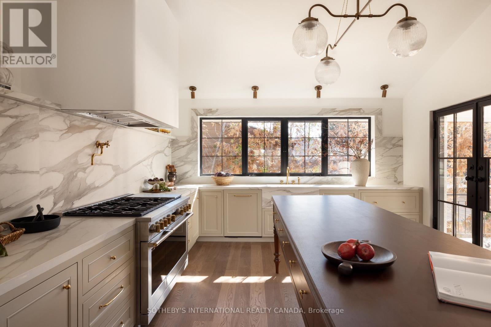 36 Rosemeade Avenue, Toronto, Ontario  M8Y 3A3 - Photo 4 - W12502514