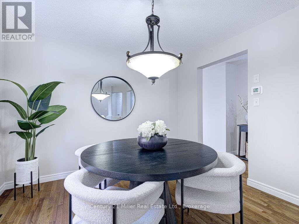 2092 Redstone Crescent, Oakville, Ontario  L6M 5B1 - Photo 11 - W12502768