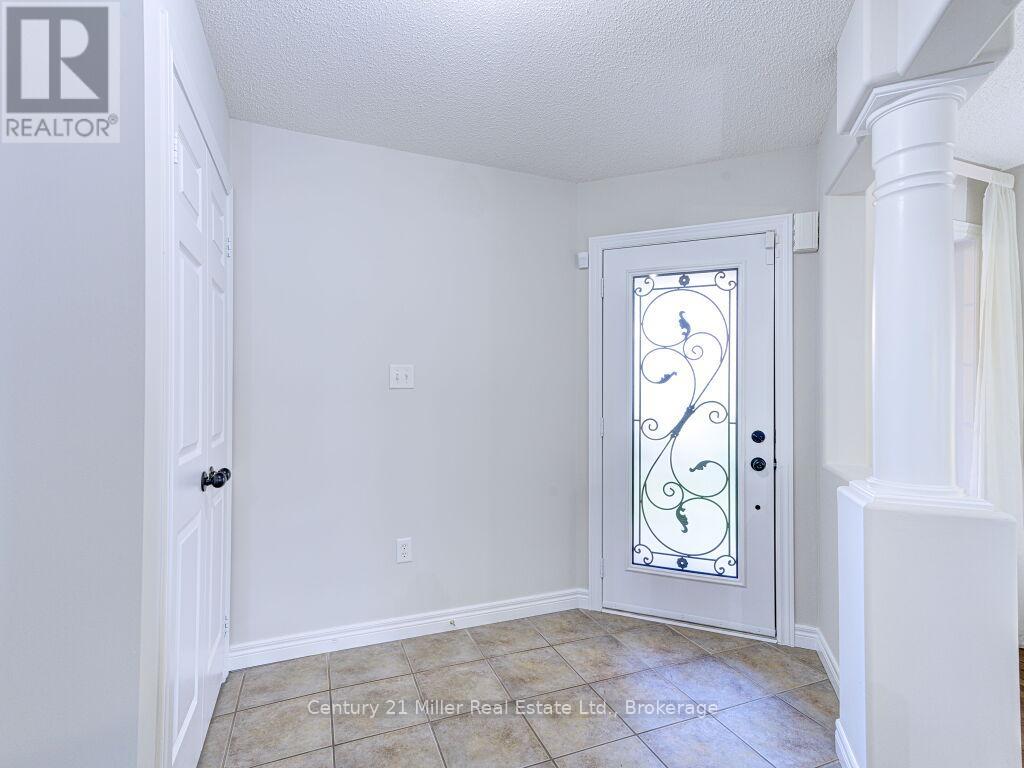 2092 Redstone Crescent, Oakville, Ontario  L6M 5B1 - Photo 6 - W12502768