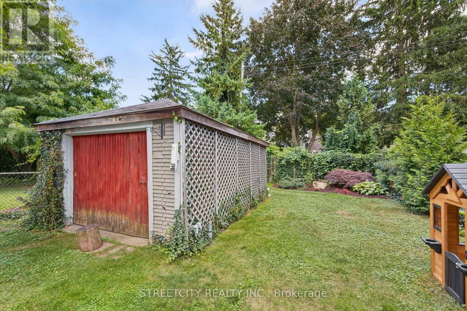 105a Devonshire Avenue, London South (South G), Ontario  N6C 2H6 - Photo 39 - X12502704