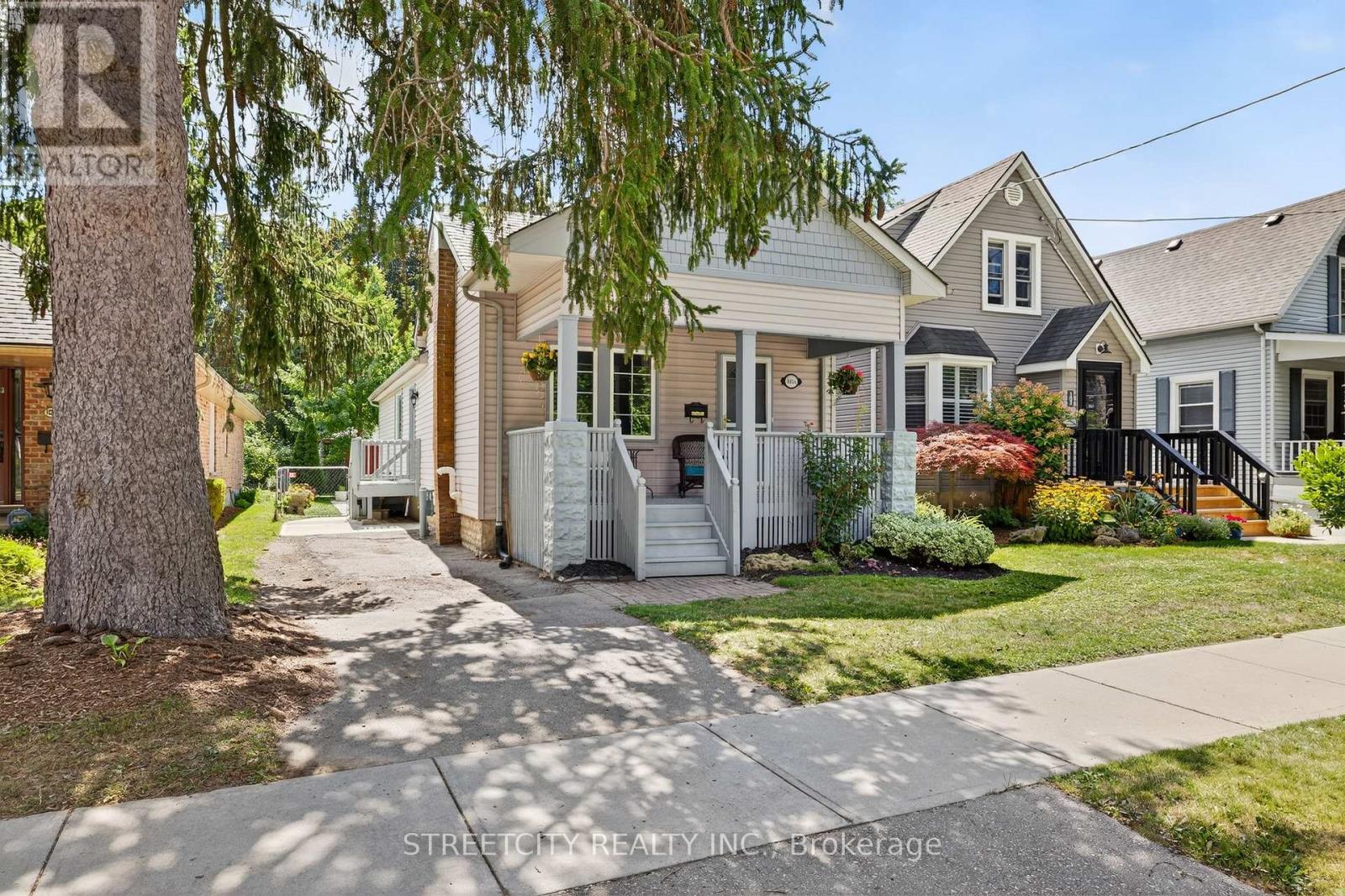 105a Devonshire Avenue, London South (South G), Ontario  N6C 2H6 - Photo 4 - X12502704