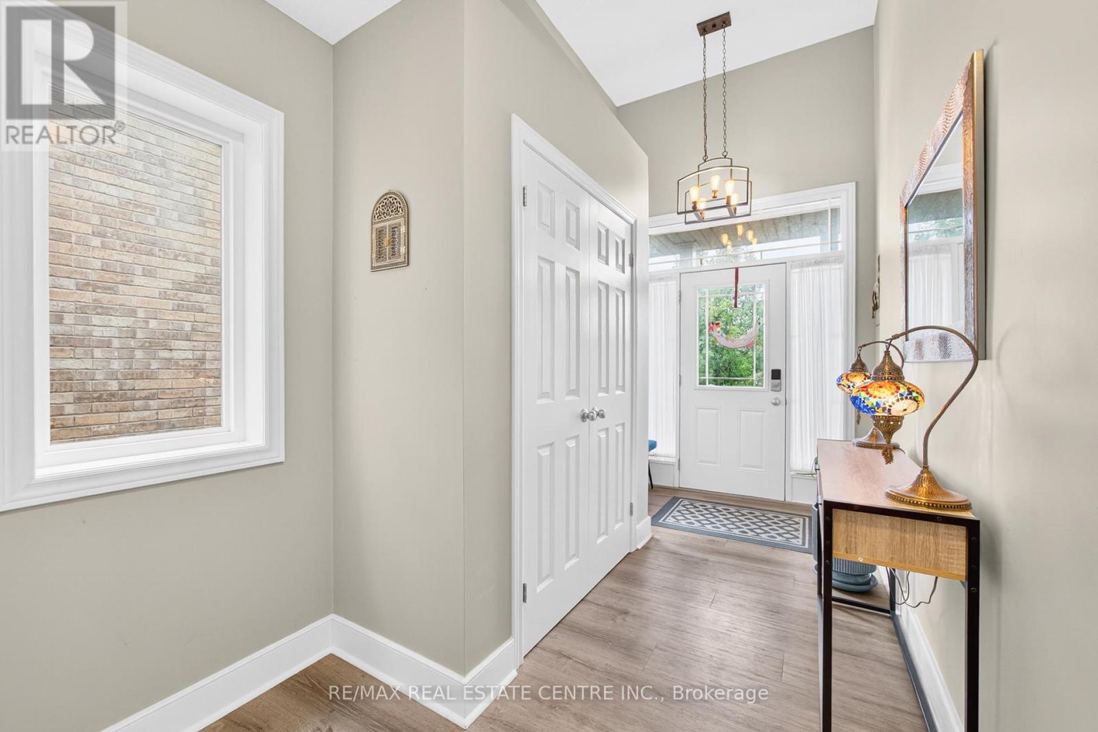 110 Oakes Crescent, Guelph, Ontario  N1E 0J5 - Photo 5 - X12502374