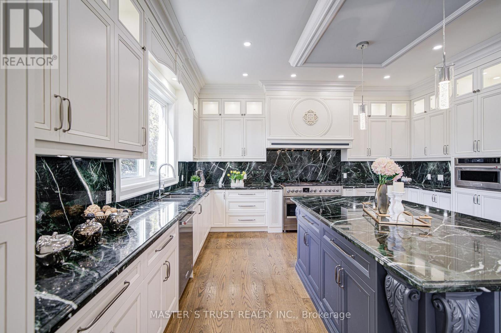 36 Sussex Avenue, Richmond Hill, Ontario  L4C 2E6 - Photo 18 - N12502492