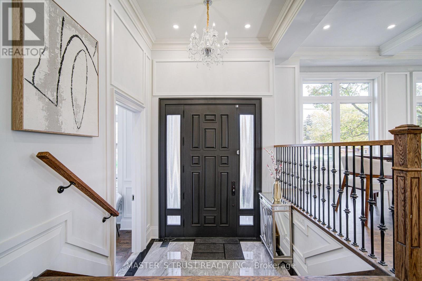 36 Sussex Avenue, Richmond Hill, Ontario  L4C 2E6 - Photo 2 - N12502492