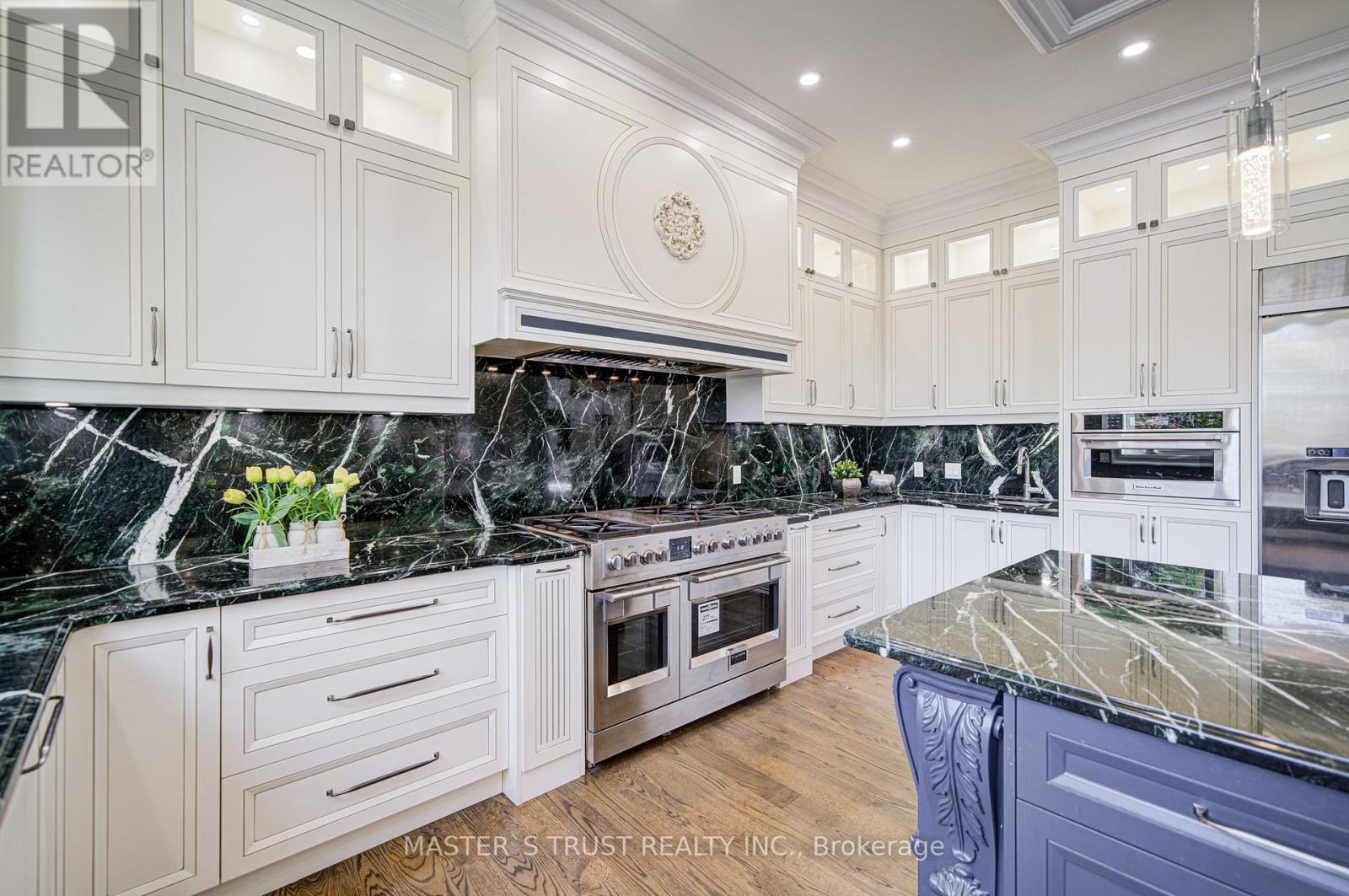 36 Sussex Avenue, Richmond Hill, Ontario  L4C 2E6 - Photo 17 - N12502492