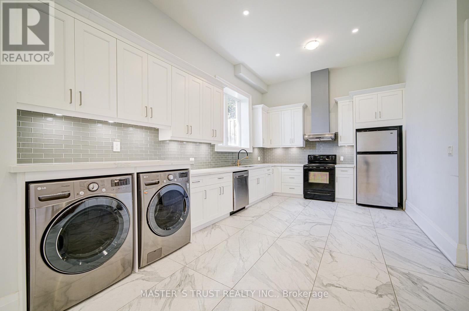 36 Sussex Avenue, Richmond Hill, Ontario  L4C 2E6 - Photo 37 - N12502492