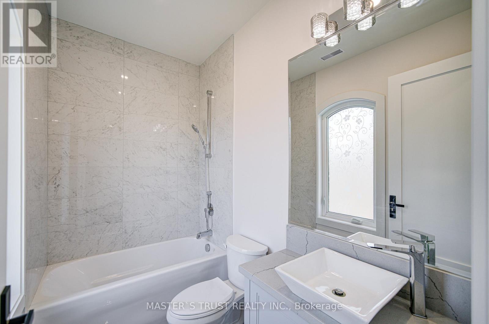 36 Sussex Avenue, Richmond Hill, Ontario  L4C 2E6 - Photo 32 - N12502492