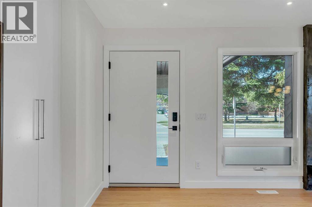 10704 Oakfield Drive Sw, Calgary, Alberta T2W 2C9 - Photo 2 - A2242097