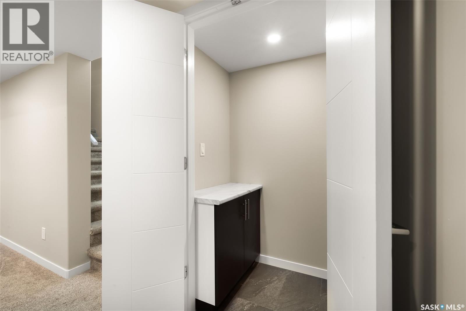 3917 James Hill Road, Regina, Saskatchewan  S4W 0N8 - Photo 29 - SK020064