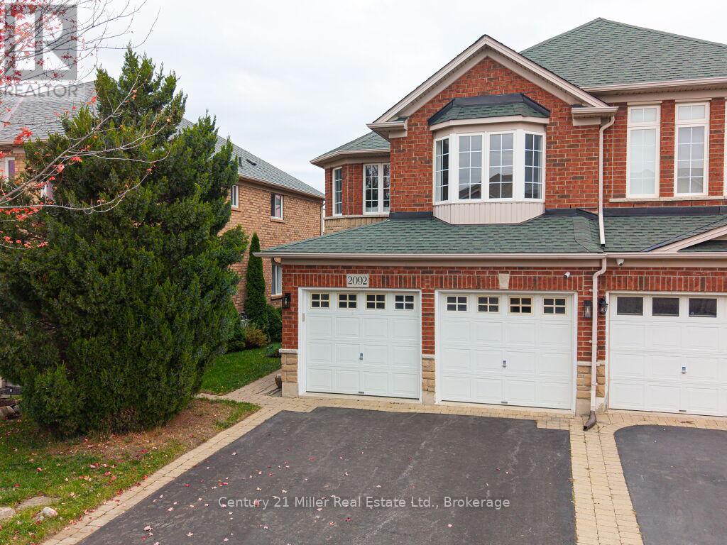 2092 Redstone Crescent, Oakville, Ontario  L6M 5B1 - Photo 3 - W12502768