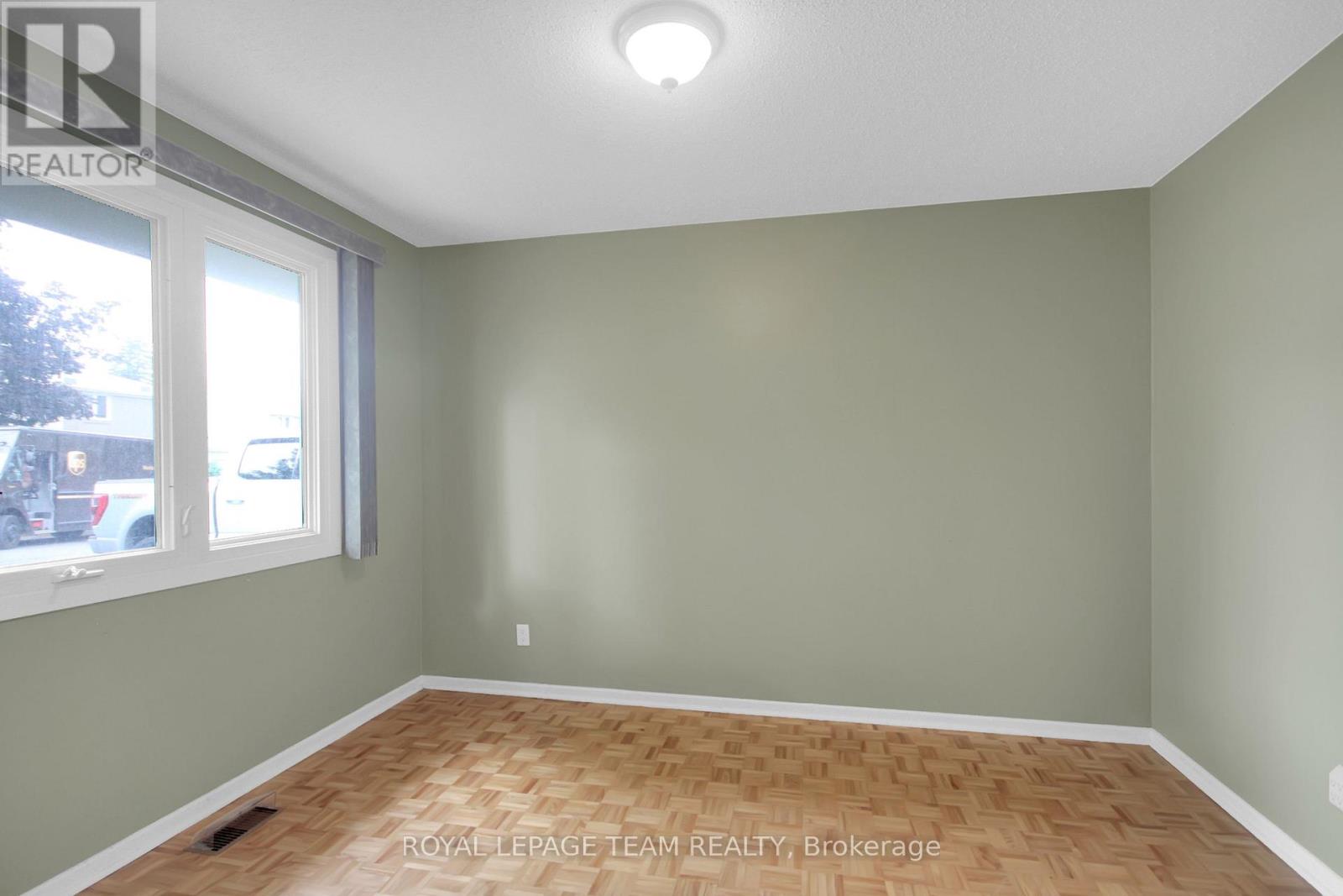 26 Jackson Court, Ottawa, Ontario  K2K 1B7 - Photo 5 - X12502862