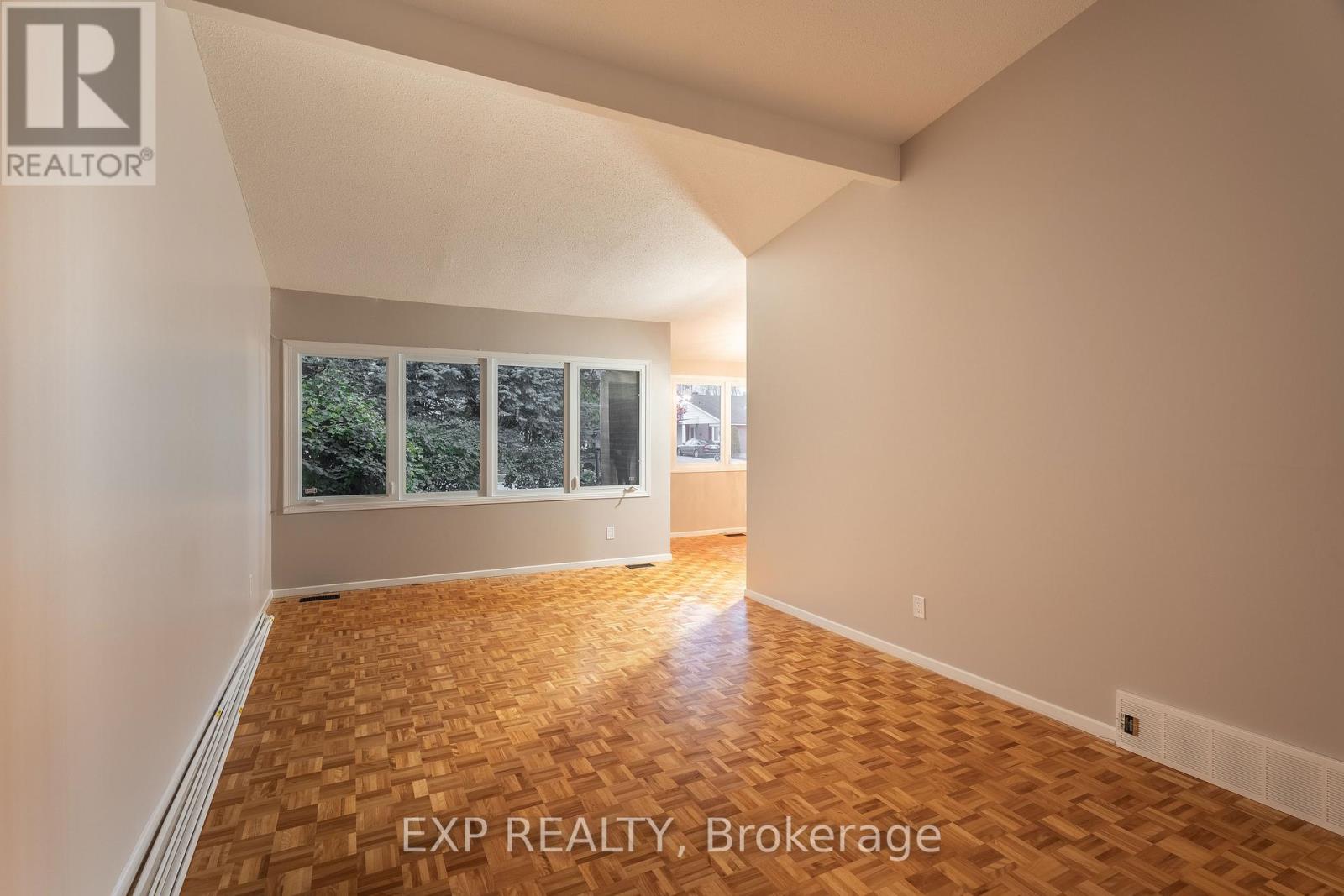 109 Woodfield Drive, Ottawa, Ontario  K2G 0A1 - Photo 5 - X12503002