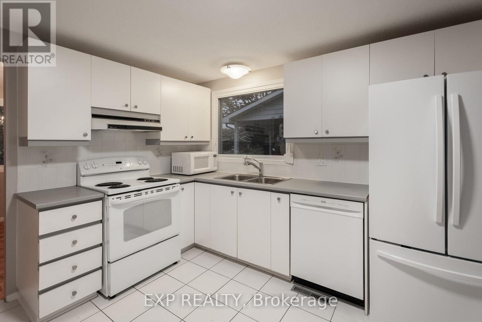 109 Woodfield Drive, Ottawa, Ontario  K2G 0A1 - Photo 8 - X12503002